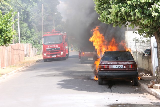 Verona 92 é destruído por fogo em viela de Três Lagoas Verona 92 é destruído por fogo em viela de Três Lagoas