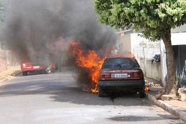 Verona 92 é destruído por fogo em viela de Três Lagoas Verona 92 é destruído por fogo em viela de Três Lagoas