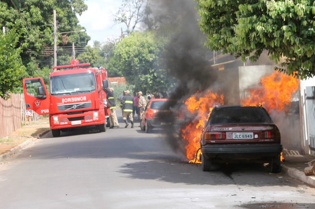 Verona 92 é destruído por fogo em viela de Três Lagoas Verona 92 é destruído por fogo em viela de Três Lagoas