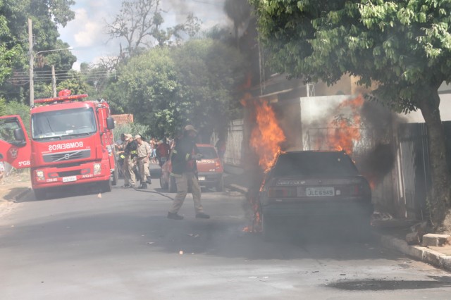 Verona 92 é destruído por fogo em viela de Três Lagoas Verona 92 é destruído por fogo em viela de Três Lagoas