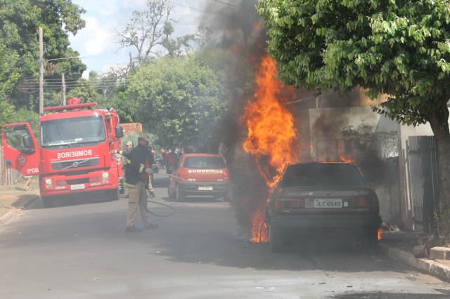 Verona 92 é destruído por fogo em viela de Três Lagoas Verona 92 é destruído por fogo em viela de Três Lagoas