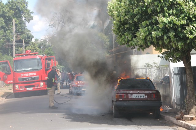 Verona 92 é destruído por fogo em viela de Três Lagoas Verona 92 é destruído por fogo em viela de Três Lagoas