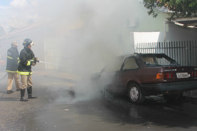 Verona 92 é destruído por fogo em viela de Três Lagoas Verona 92 é destruído por fogo em viela de Três Lagoas