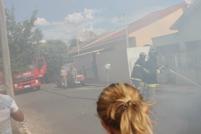 Verona 92 é destruído por fogo em viela de Três Lagoas Verona 92 é destruído por fogo em viela de Três Lagoas