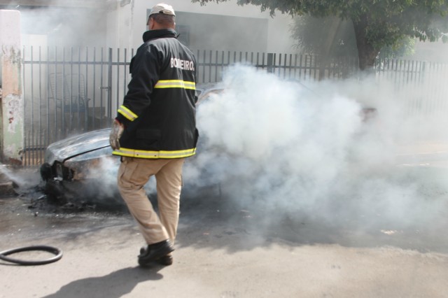 Verona 92 é destruído por fogo em viela de Três Lagoas Verona 92 é destruído por fogo em viela de Três Lagoas
