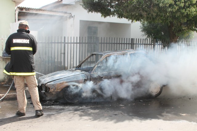 Verona 92 é destruído por fogo em viela de Três Lagoas Verona 92 é destruído por fogo em viela de Três Lagoas