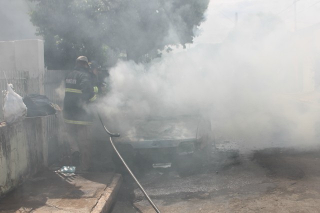 Verona 92 é destruído por fogo em viela de Três Lagoas Verona 92 é destruído por fogo em viela de Três Lagoas