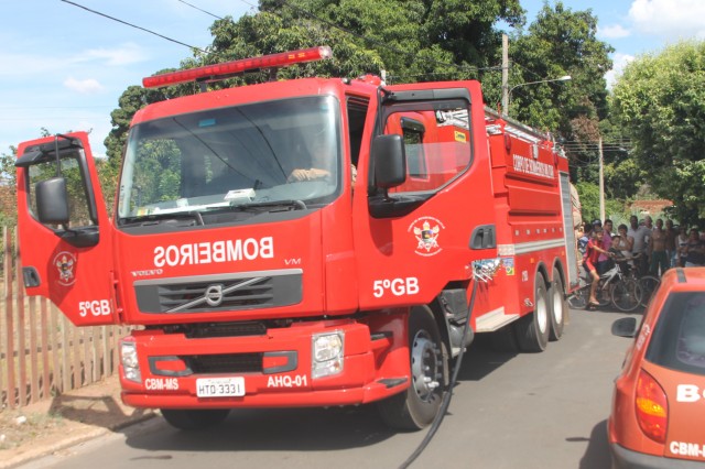 Verona 92 é destruído por fogo em viela de Três Lagoas Verona 92 é destruído por fogo em viela de Três Lagoas