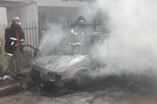 Verona 92 é destruído por fogo em viela de Três Lagoas Verona 92 é destruído por fogo em viela de Três Lagoas