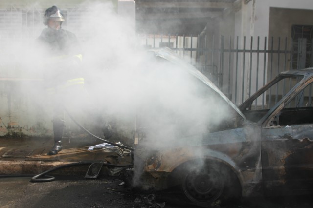 Verona 92 é destruído por fogo em viela de Três Lagoas Verona 92 é destruído por fogo em viela de Três Lagoas