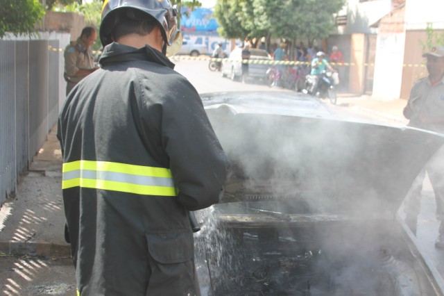 Verona 92 é destruído por fogo em viela de Três Lagoas Verona 92 é destruído por fogo em viela de Três Lagoas