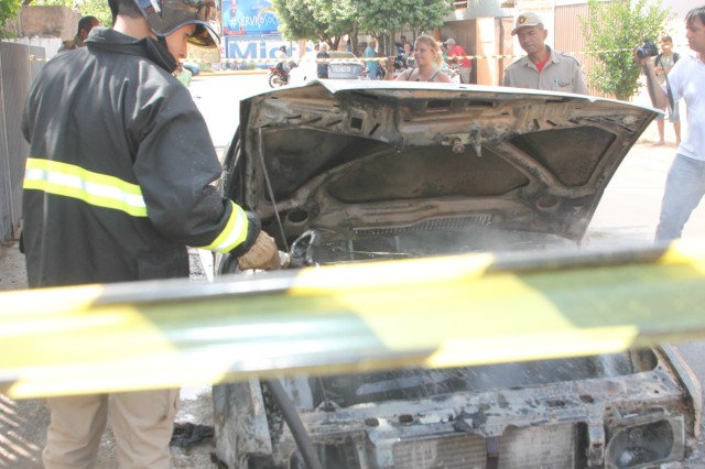 Verona 92 é destruído por fogo em viela de Três Lagoas Verona 92 é destruído por fogo em viela de Três Lagoas