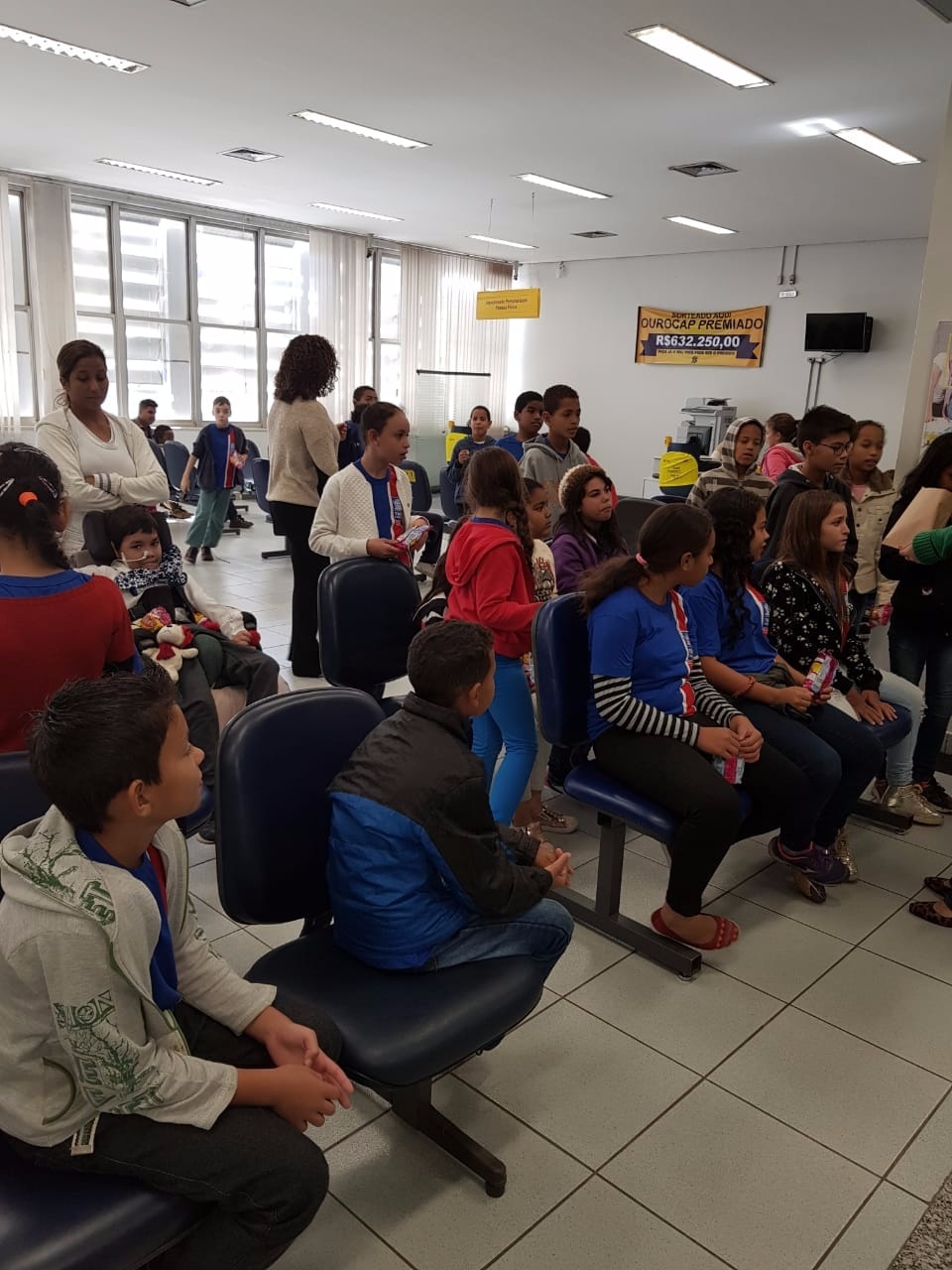 Alunos de 9 a 12 anos visitam dependência do Banco do Brasil em Três Lagoas