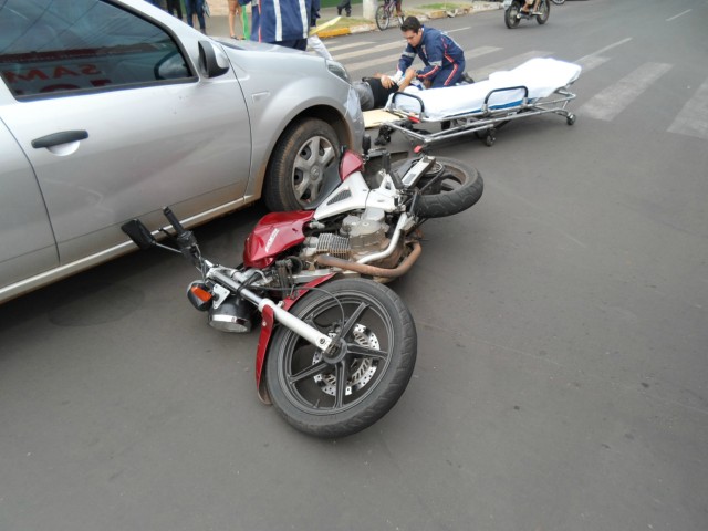 Acidente com Twister e Sandeiro deixa motociclista ferido