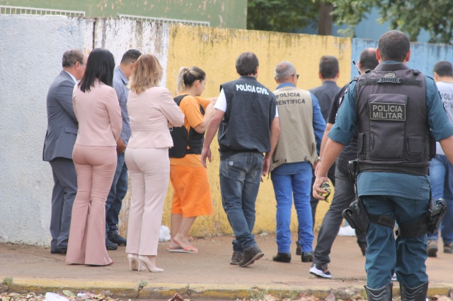 Em Três Lagoas, cabeleireira acusada de assassinato participa de reconstituição
