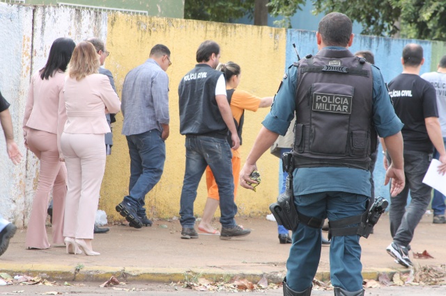 Em Três Lagoas, cabeleireira acusada de assassinato participa de reconstituição