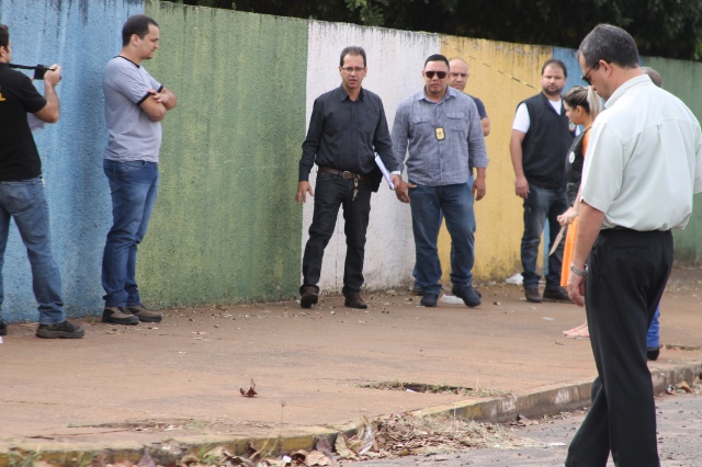 Em Três Lagoas, cabeleireira acusada de assassinato participa de reconstituição