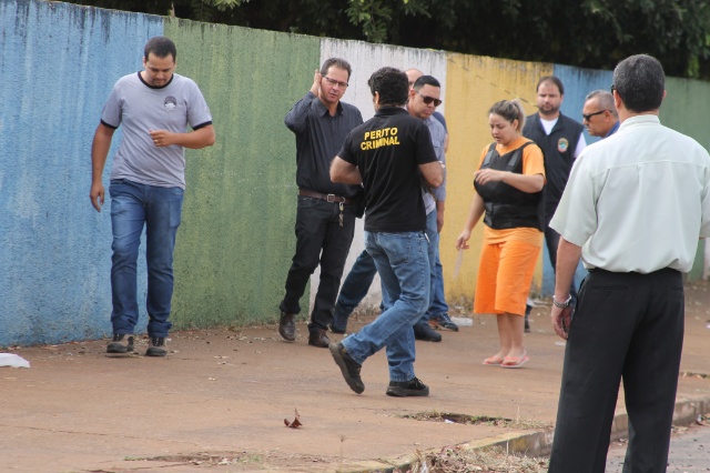 Em Três Lagoas, cabeleireira acusada de assassinato participa de reconstituição