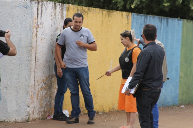 Em Três Lagoas, cabeleireira acusada de assassinato participa de reconstituição