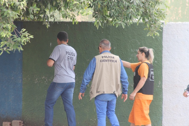 Em Três Lagoas, cabeleireira acusada de assassinato participa de reconstituição