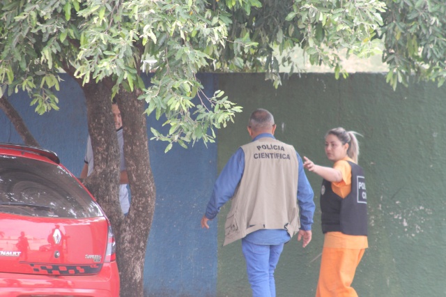 Em Três Lagoas, cabeleireira acusada de assassinato participa de reconstituição