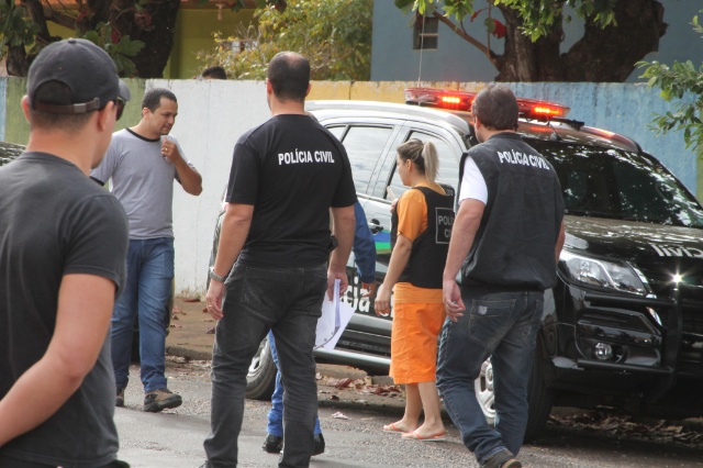 Em Três Lagoas, cabeleireira acusada de assassinato participa de reconstituição