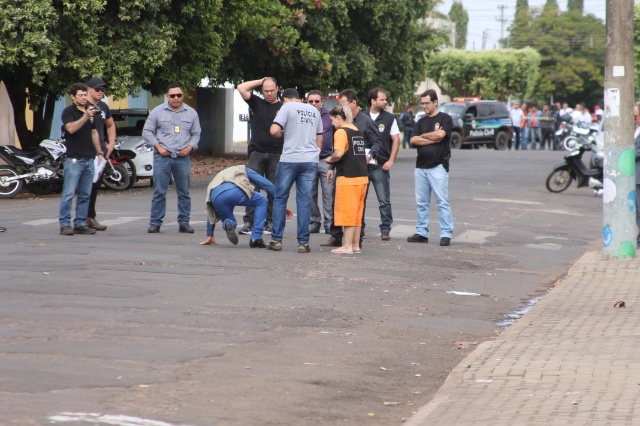 Em Três Lagoas, cabeleireira acusada de assassinato participa de reconstituição