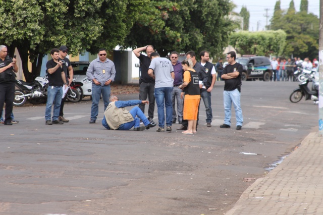 Em Três Lagoas, cabeleireira acusada de assassinato participa de reconstituição