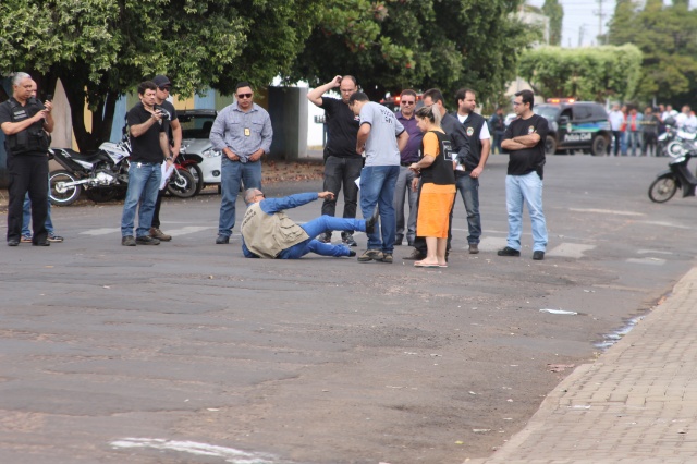 Em Três Lagoas, cabeleireira acusada de assassinato participa de reconstituição