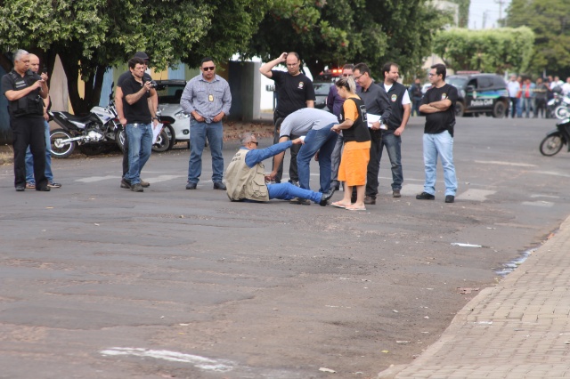 Em Três Lagoas, cabeleireira acusada de assassinato participa de reconstituição