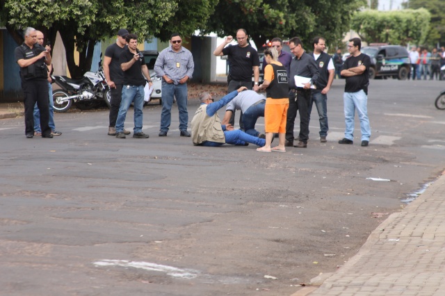 Em Três Lagoas, cabeleireira acusada de assassinato participa de reconstituição