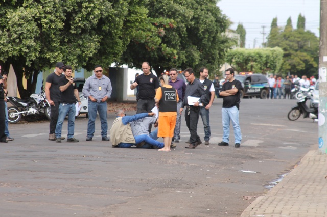 Em Três Lagoas, cabeleireira acusada de assassinato participa de reconstituição