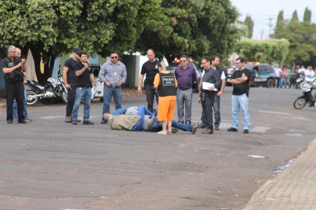 Em Três Lagoas, cabeleireira acusada de assassinato participa de reconstituição