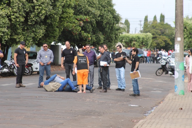 Em Três Lagoas, cabeleireira acusada de assassinato participa de reconstituição