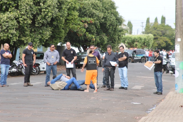 Em Três Lagoas, cabeleireira acusada de assassinato participa de reconstituição
