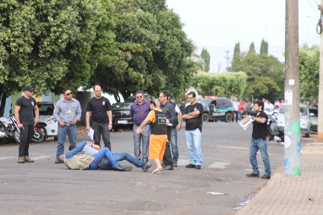 Em Três Lagoas, cabeleireira acusada de assassinato participa de reconstituição