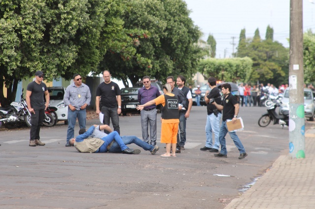 Em Três Lagoas, cabeleireira acusada de assassinato participa de reconstituição