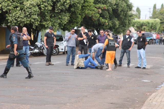 Em Três Lagoas, cabeleireira acusada de assassinato participa de reconstituição