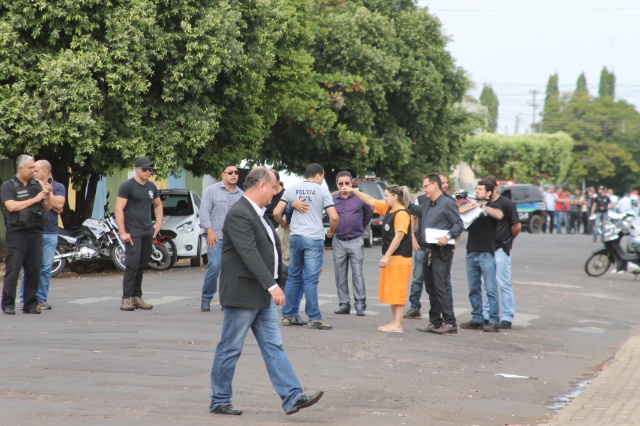 Em Três Lagoas, cabeleireira acusada de assassinato participa de reconstituição