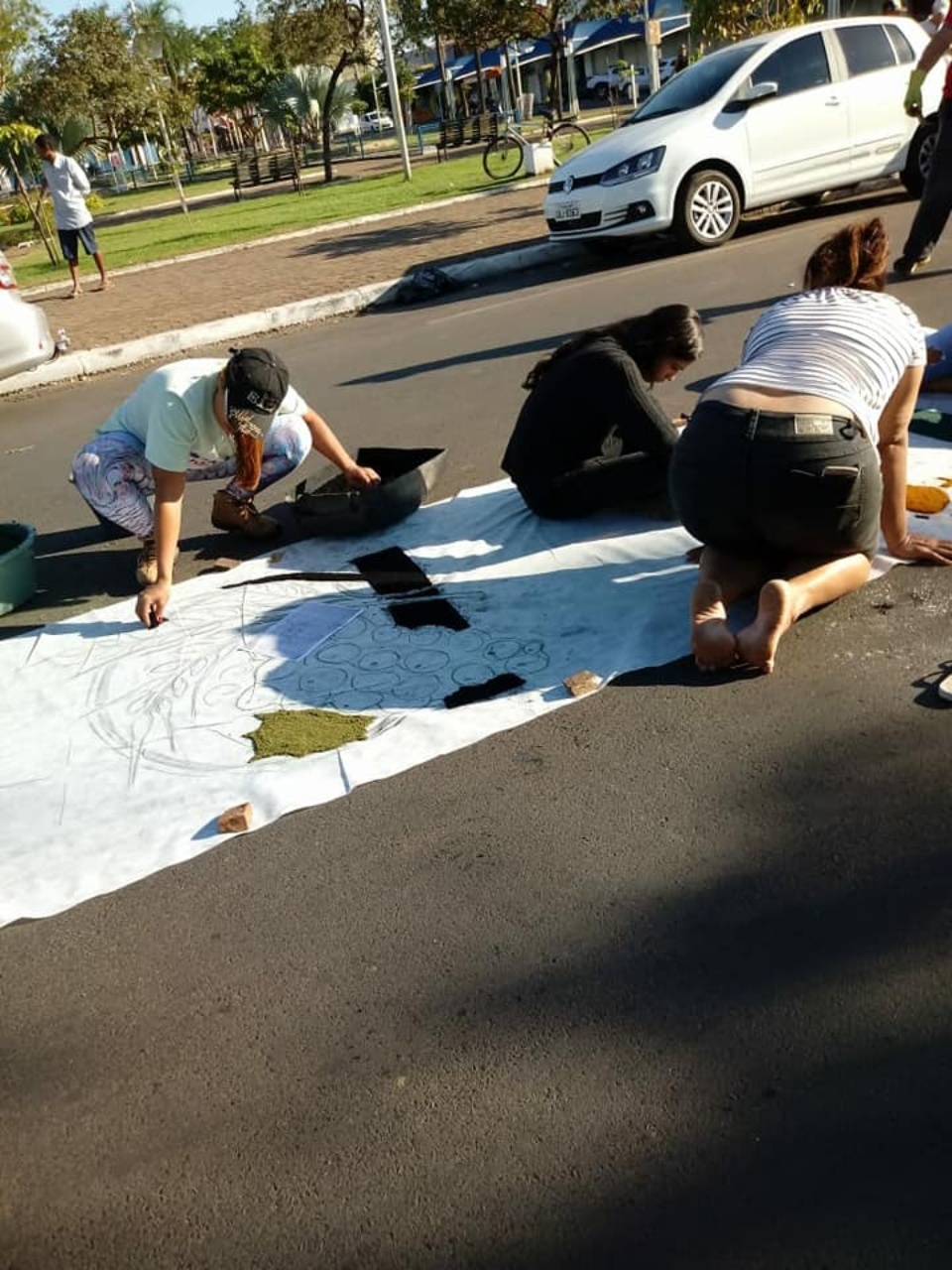 Tapetes de Corpus Christi são confeccionados em Três Lagoas Tapetes de Corpus Christi são confeccionados em Três Lagoas