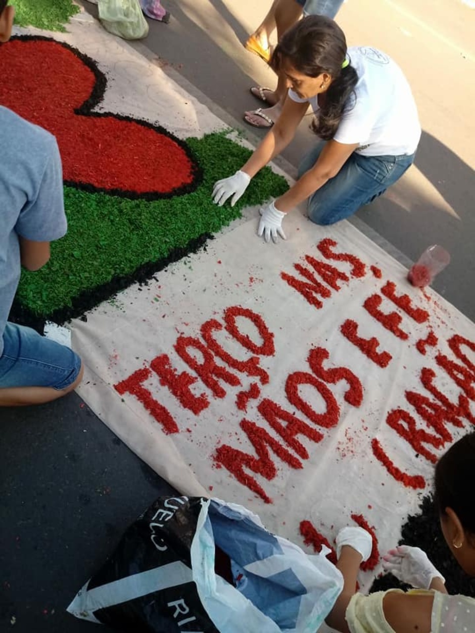 Tapetes de Corpus Christi são confeccionados em Três Lagoas Tapetes de Corpus Christi são confeccionados em Três Lagoas
