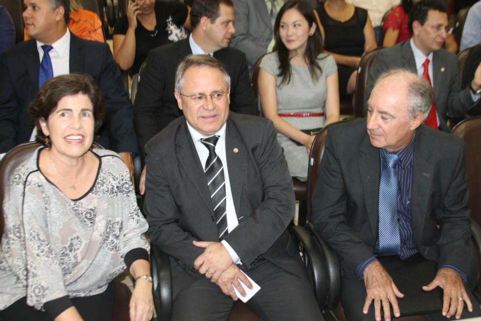 Promotor de justiça e procurador geral recebem títulos de cidadão-tres-lagoense