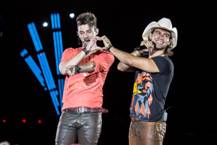 Munhoz e Mariano alteram gravação do terceiro DVD e comovem o público do Brasil