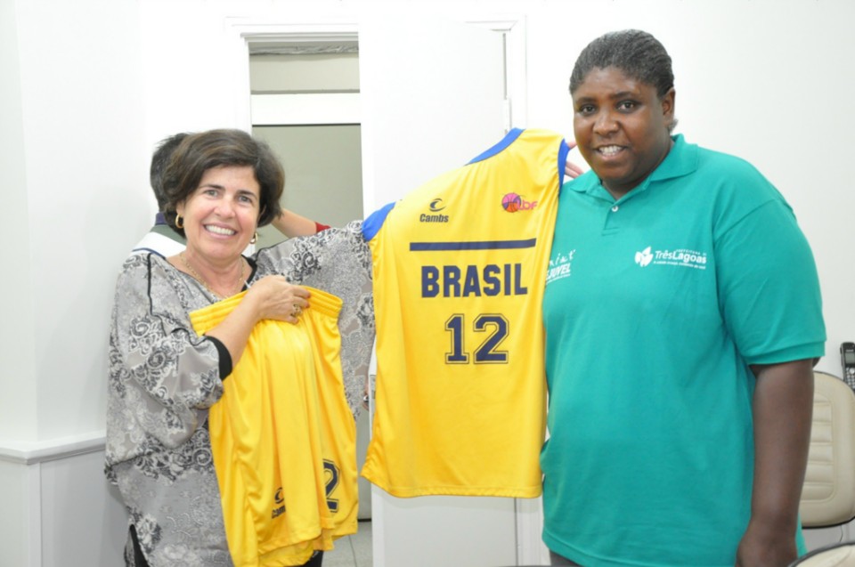 Prefeita recebe homenagem da campeã mundial de Basquete