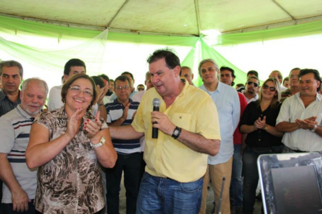 Deputado Eduardo Rocha é homenageado por alunos da APAE de Inocência