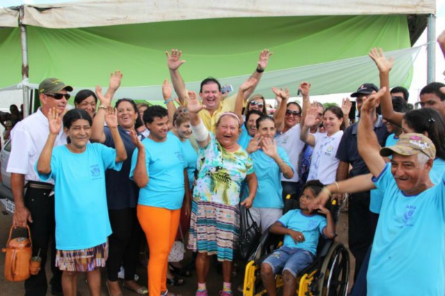 Deputado Eduardo Rocha é homenageado por alunos da APAE de Inocência