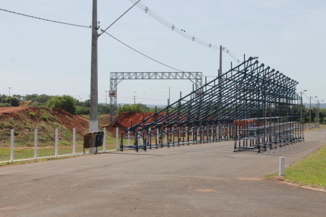 Estruturas das arquibancadas, camarotes e boxes começam a ser montadas no Arena Mix