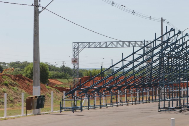 Estruturas das arquibancadas, camarotes e boxes começam a ser montadas no Arena Mix