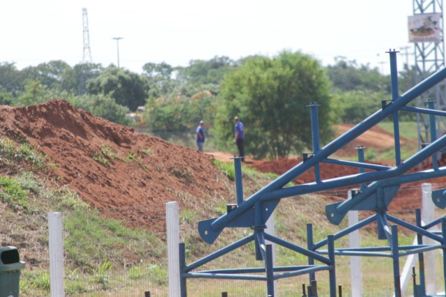 Estruturas das arquibancadas, camarotes e boxes começam a ser montadas no Arena Mix