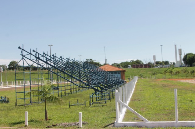 Estruturas das arquibancadas, camarotes e boxes começam a ser montadas no Arena Mix